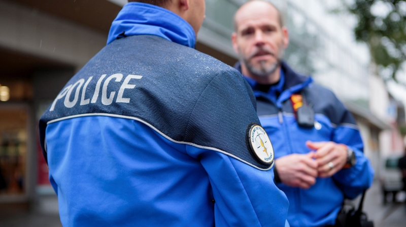 Les stagiaires étaient encadrés, sur le terrain, par des policiers de proximité morgiens expérimentés. Ici le sergent Olivier Bohren. Photo: Sigfredo Haro Les stagiaires étaient encadrés, sur le terrain, par des policiers de proximité morgiens expérimentés. Ici le sergent Olivier Bohren. Photo: Sigfredo Haro