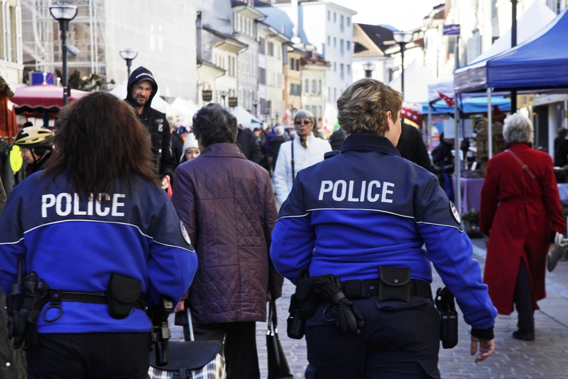 A l'image de ces deux policières de proximité de la PRM, ici au marché, les stagiaires effectueront des patrouilles dans les rues, Photos Céline Reuille A l'image de ces deux policières de proximité de la PRM, ici au marché, les stagiaires effectueront des patrouilles dans les rues, Photos Céline Reuille