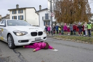 Avec une poupée de chiffon, la police simule un accident de piéton devant une classe de 3e Harmos, à Saint-Prex. / Image : Vanessa Cardoso Avec une poupée de chiffon, la police simule un accident de piéton devant une classe de 3e Harmos, à Saint-Prex. / Image : Vanessa Cardoso